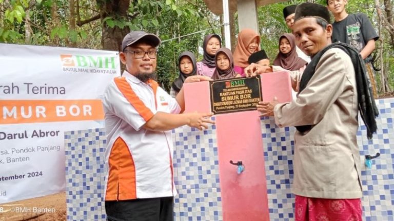 Air Mengalir Asa Berkobar, Sumur Bor Ceriakan Kehidupan Santri Darul Abror