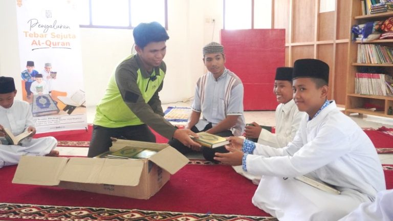 Salurkan 550 Mushaf Al-Qur’an ke LKSA Hidayatullah Mukomuko