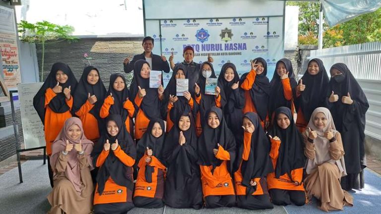 Santriwati Pondok Pesantren Tahfidz Qur’an Nurul Hasna Dibekali Skil Menulis