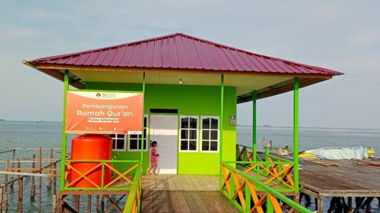 Penyaluran Fasilitas Rumah Qur’an Al-Ikhlas dan Insentif Guru untuk Santri di Pulau Selangan