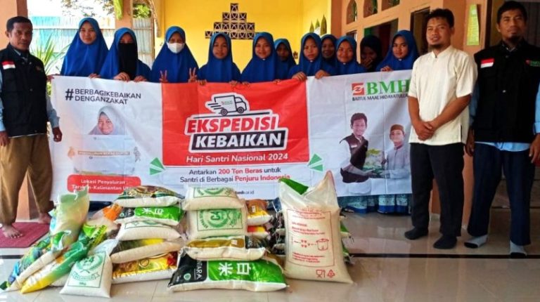Momentum Hari Santri 186 Santri Tahfidz Putri Al-Fatah Tarakan Terima 250 kg Beras