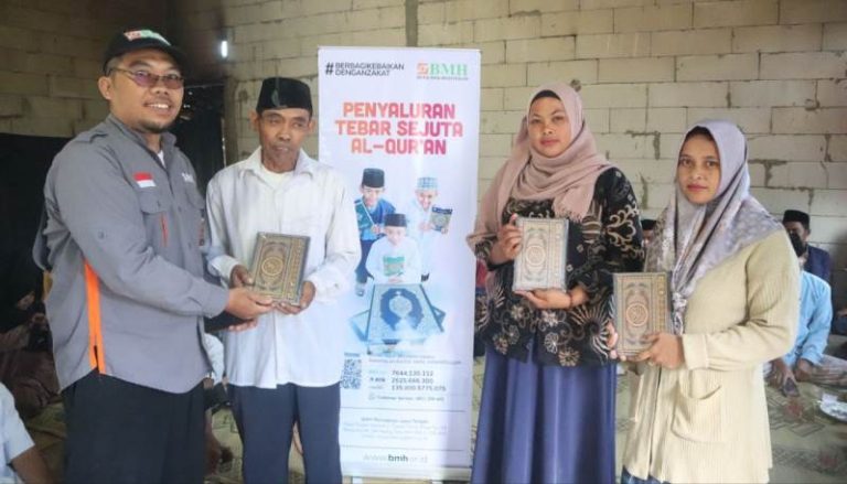 Bersama Simpul Sinergi Salurkan Beras dan Al-Qur’an kepada Muallaf di Gladagsari