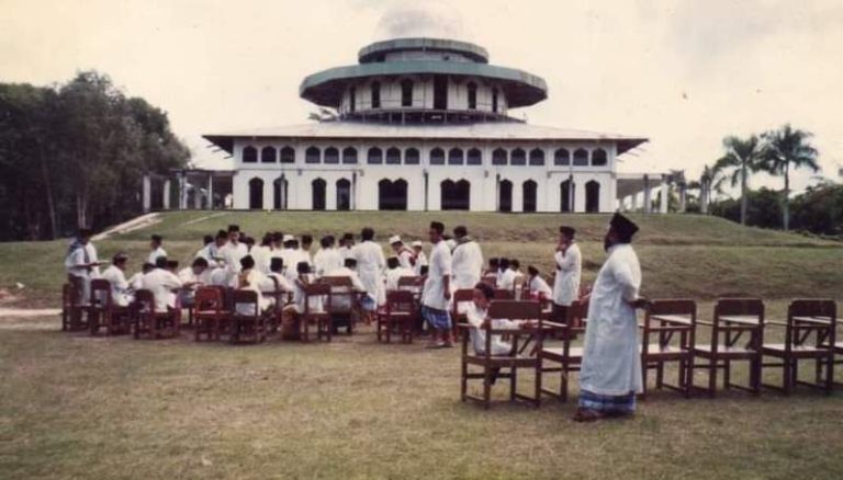 “Sholah, Sholah, Sholah, Waktu Zuhur Kurang Tiga Puluh Menit!”