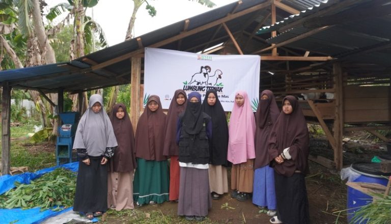 Latih Pengalaman Praktis dan Bangun Kemandirian Pondok Pesantren Al Kahfi Melalui Bantuan Ternak
