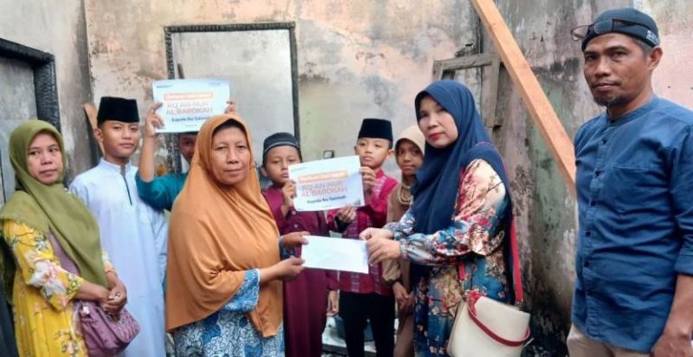 Semangat Berbagi Pantulkan Cahaya Harapan Ditengah Puing Rumah Guru Ngaji