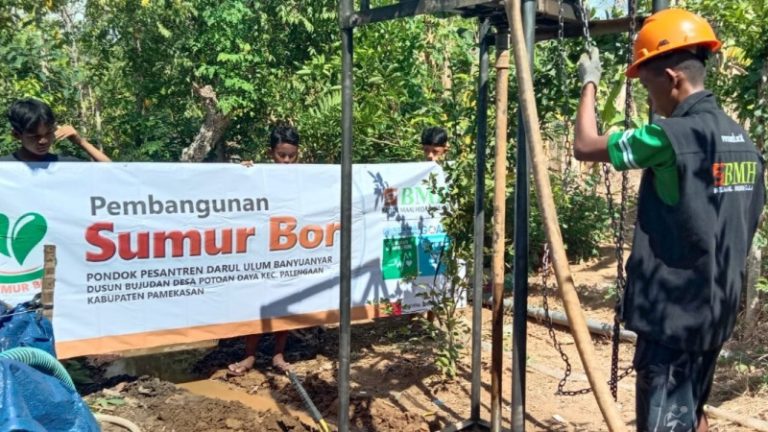 Dedikasi Kebaikan Berupa Sumur Bor Air Bersih untuk Pesantren Banyuanyar