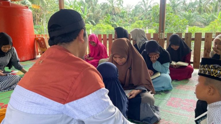 Menebar Kebahagiaan Bantuan Hijab untuk Santri Rumah Qur’an di Sinangkong