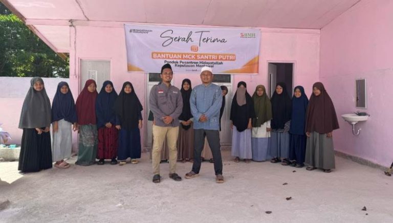 MCK Baru Bantuan BMH Bahagiakan Santri Putri Hidayatullah Mentawai