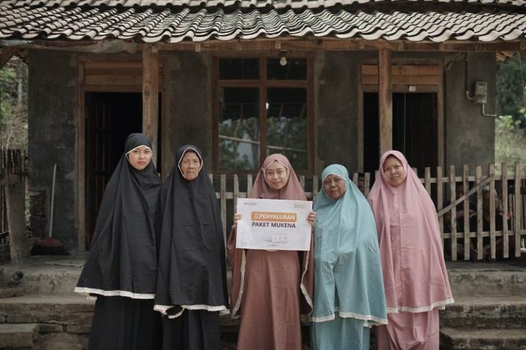 Mukena Baru Pancarkan Cahaya Kebahagiaan dari Pedalaman Desa Jonggol