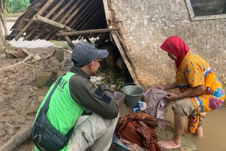 Banjir Bandang Sukabumi Akses Terputus, SAR Hidayatullah Berjibaku Salurkan Bantuan