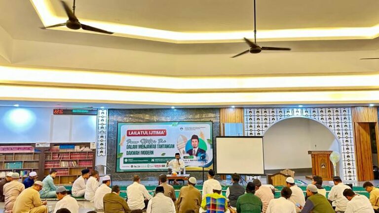 Ustadz Abdul Aziz Telaah Penguatan Jatidiri dalam Lailatul Ijtima’ Hidayatullah Bali