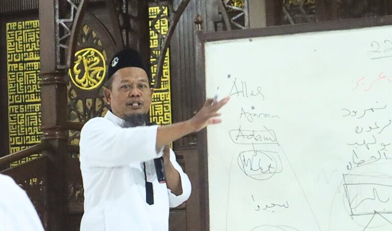KH Anwari: Pendidikan Berkaitan dengan Keselamatan Dunia-Akhirat