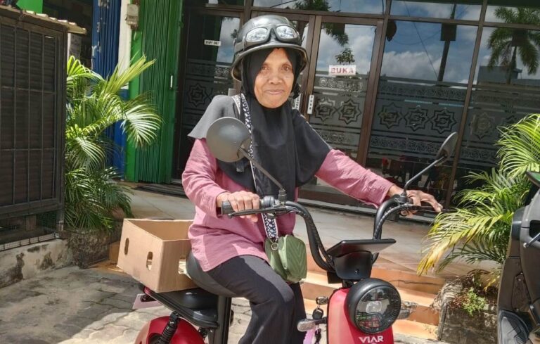 Ibu Arbaina dan Sepeda Listrik Penuh Harapan