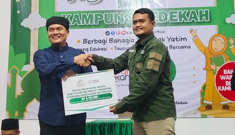 Kampung Wakaf Ciracas Serahkan Dana Wakaf Tunai Melalui Baitul Wakaf