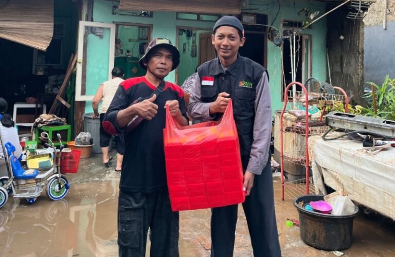 Sajian Penuh Kepedulian untuk Warga Terdampak Banjir Tanjung Barat