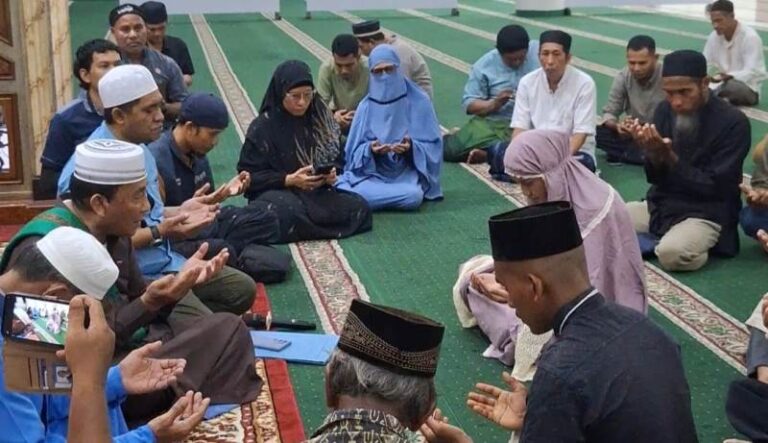 Tangis Bahagia di Masjid Raya Al Munawwar, Dua Jiwa Menjemput Hidayah