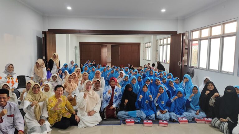 Istri Wagub Kaltim Wahyu Hernaningsih Terkesan dengan Pendidikan Pesantren