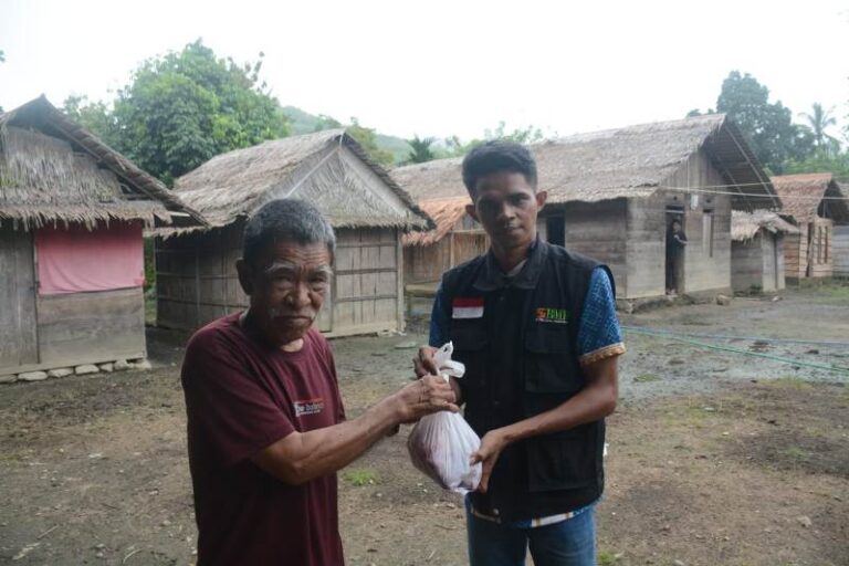 Medan Ekstrem Tak Halangi Kurban Bisa Dinikmati Warga Pelosok Pulau Buru
