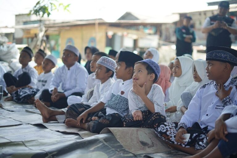 Muharram Jadi Momentum Berbagi di Kampung Pemulung Makam Rangkah