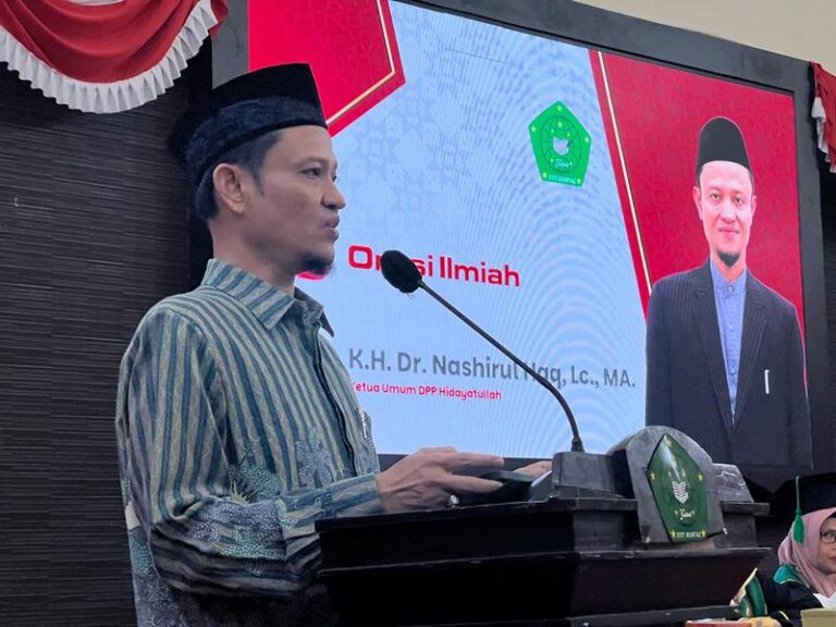 Wisuda Sarjana Ilmu Tarbiyah, Ketum Hidayatullah Tekankan Pendidikan Harus Dimulai dari Iman dan Adab
