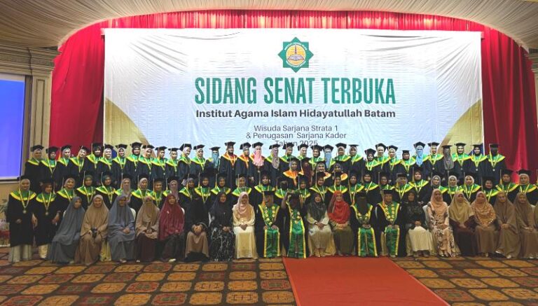 Sidang Senat Terbuka IAI Hidayatullah Kukuhkan Lulusan Dai dan Profesional Syariah