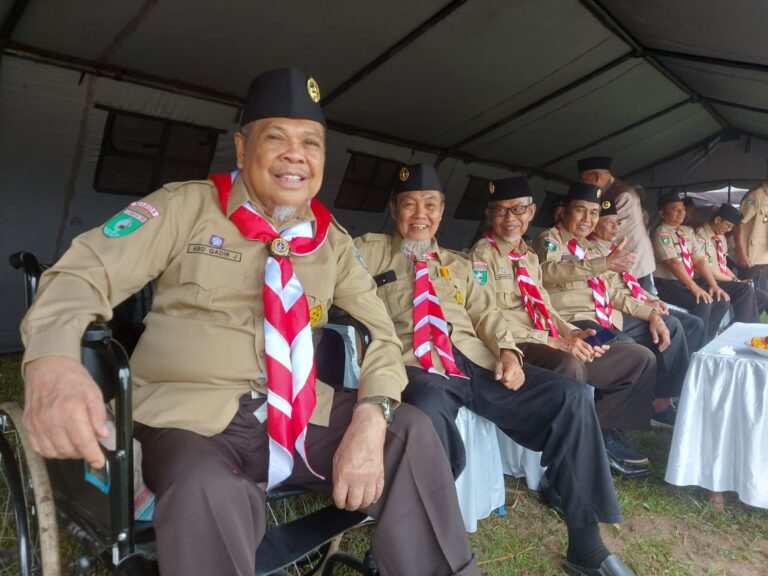 Ketika Sesepuh Hidayatullah Turun Gunung dengan Seragam Pramuka
