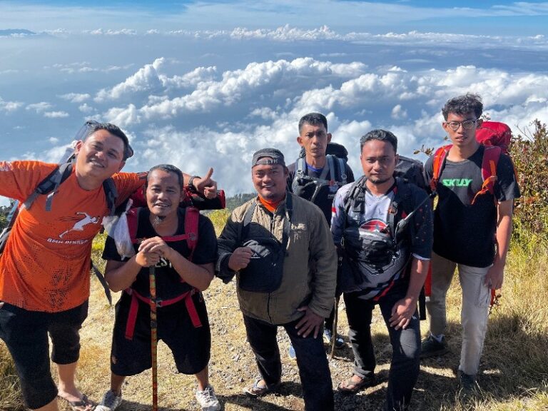 Menggapai Puncak Lawu Semarakkan Munas VI, Kader Hidayatullah Ngawi Teguhkan Pesan Ukhuwah