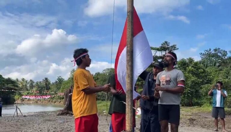 Suku Togutil Kibarkan Merah Putih di Pedalaman Halmahera pada HUT RI ke-80