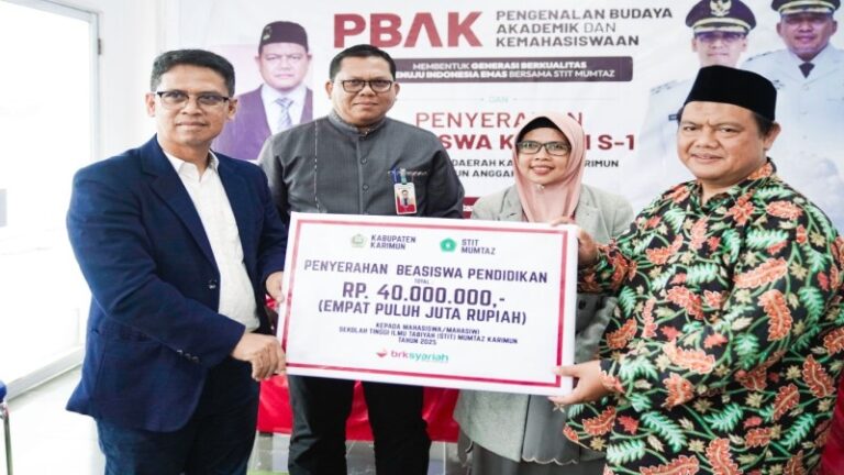 Bupati Iskandarsyah Serahkan Bantuan Pendidikan bagi 20 Mahasiswa STIT Mumtaz Karimun