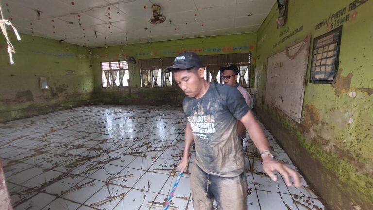 Tim Siaga Bencana Hidayatullah Aceh Gotong Royong Pulihkan Pendidikan Pascabanjir