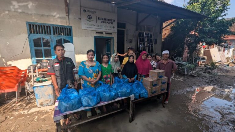 Tim Siaga Kebencanaan Hidayatullah Terobos Hambatan untuk Salurkan Bantuan ke Warga Terdampak Banjir