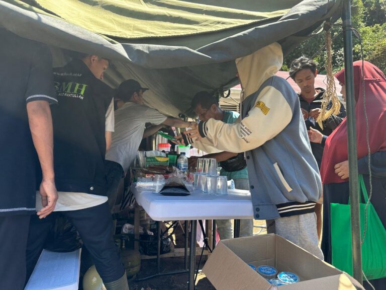 Posko Hangat Hidayatullah  Sumbar Hadirkan Harapan di Tengah Lumpur Banjir Koto Tuo