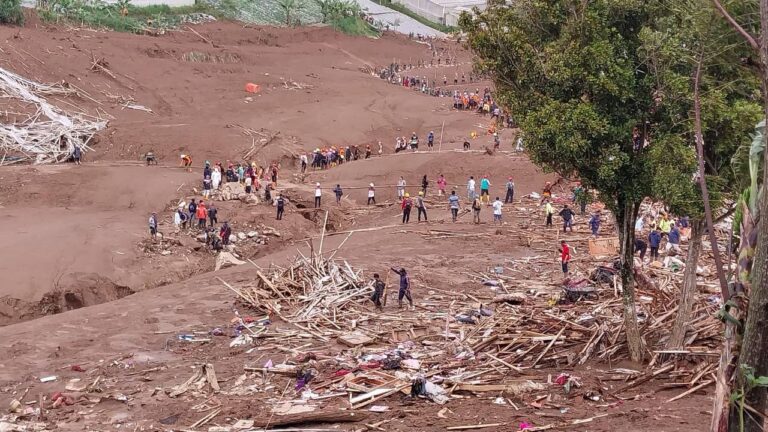 Longsor Babakan Menyisakan Duka Mendalam dan Puluhan Warga Masih Hilang