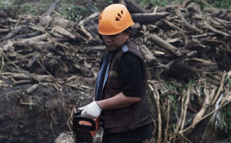 BMH-SAR Hidayatullah Lakukan Aksi Tanggap Darurat Banjir Bandang di Desa Penakir