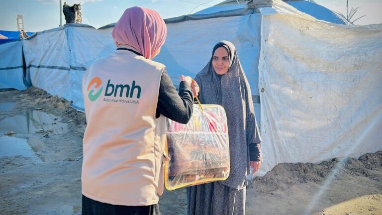 Musim Dingin, Laznas BMH – PT Indo Anata Kirim Selimut untuk Anak dan Lansia Gaza