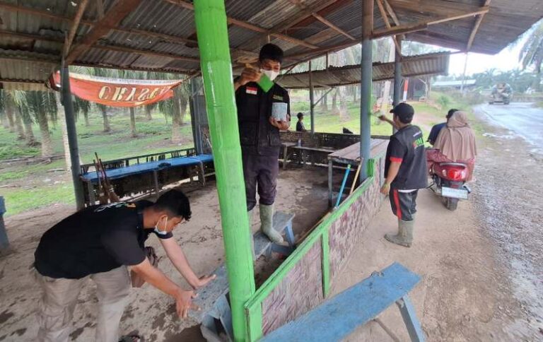 Relawan Bersihkan Warung Warga untuk Percepat Pemulihan Ekonomi Aceh Tamiang