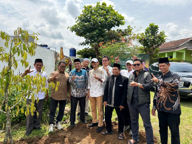 Resmikan Kebun Durian Premium Sekolah Dai Hidayatullah, Dr. Ahmad Munawir Dorong Konsep Eko-Teologi