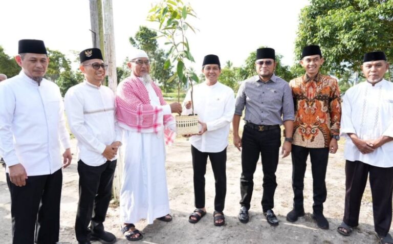 Tanam Pohon Bersama Menhut dan Gubernur, Naspi Arsyad Ketengahkan Pesan Kesadaran Ekologis