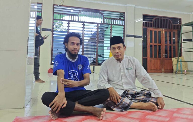 Kisah Hidayah di Masjid