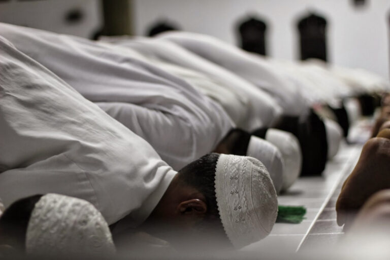 Shalat Kita: Sebuah Rutinitas “Menggugurkan Kewajiban” atau Dialog yang Dirindukan?