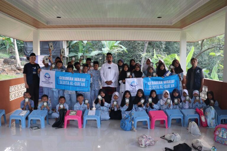 Wakaf Al-Qur’an Menguatkan Pembinaan Santri dan Syiar Islam di Cibuntu