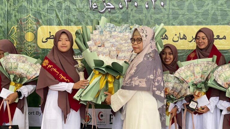 Quaneisha Bilqis Tuntaskan Hafalan 30 Juz dalam 1,5 Tahun, Setor Sekali Duduk