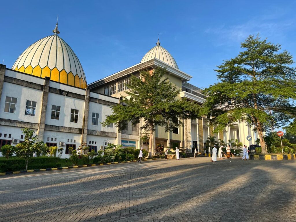 Gambar saat ini tidak memiliki teks alternatif (alt). Nama berkas: Hidayatullah-Balikpapan-Masjid.jpg