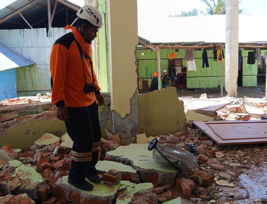 Gambar saat ini tidak memiliki teks alternatif (alt). Nama berkas: Gempa-Susulan-Masih-Berlangsung-SAR-Hidayatullah-Bergerak-Bantu-Warga-Nagekeo.jpeg