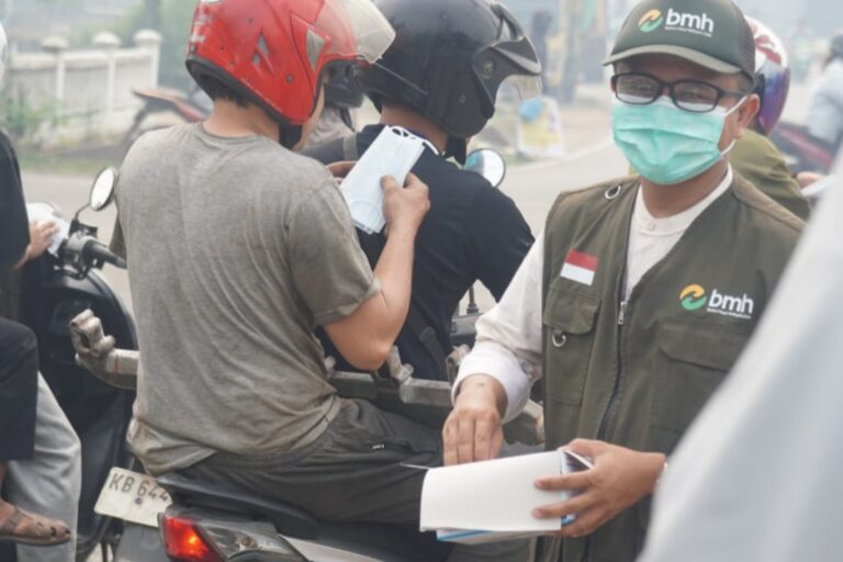 Antisipasi Kabut Asap Karhutla, BMH dan Mushida Pontianak Turun ke Jalan Bagikan Masker dan Bantuan Santri