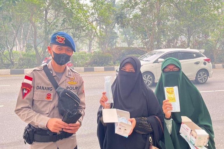 BMH dan PW Mushida Kalbar Bagikan Hijab, Masker, dan Vitamin di Tengah Karhutla