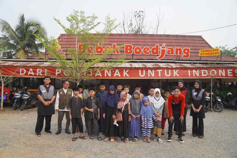 BMH dan Pemuda Hidayatullah Ajak 20 Yatim Dhuafa Santap Siang di Bebek Boedjang