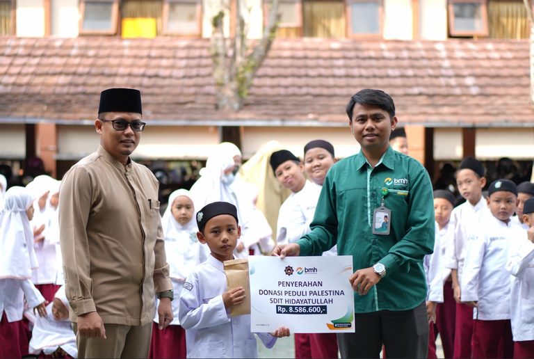SDIT Hidayatullah Yogyakarta Salurkan Donasi Siswa untuk Korban Gempa NTT dan Palestina
